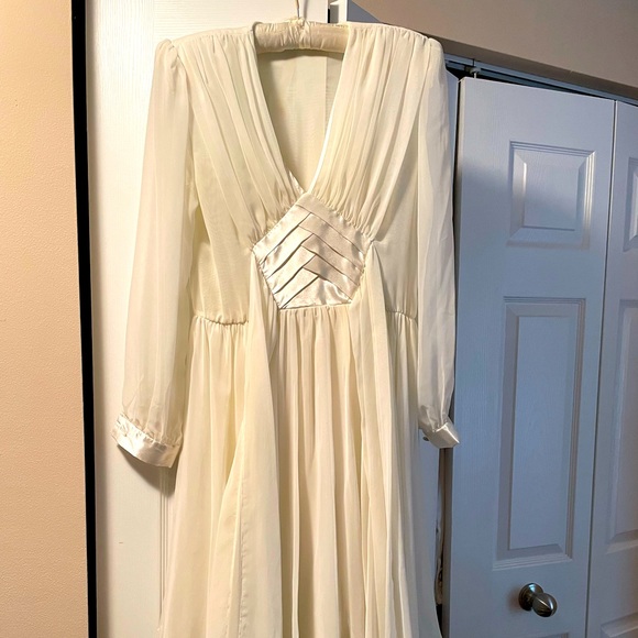 Ivory chiffon elegant dress - Picture 1 of 2